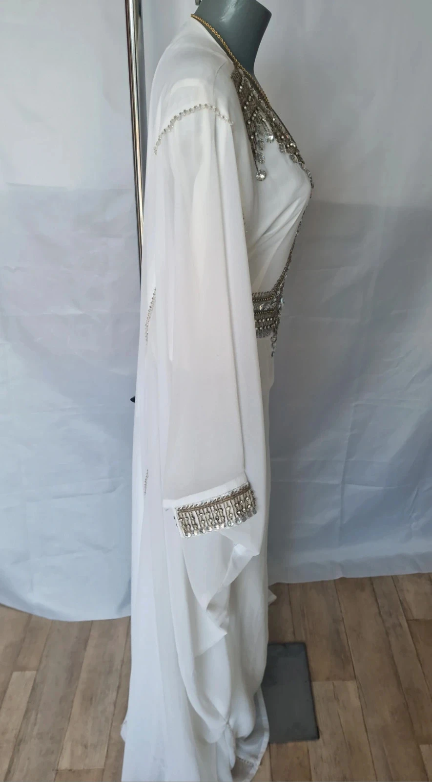 Robe Dubai blanche mariage strass & perles – S/M/L ajustable – portée 1 fois – photo 9